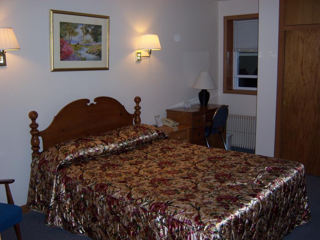 Travelers Inn Motel Eagle River Room photo