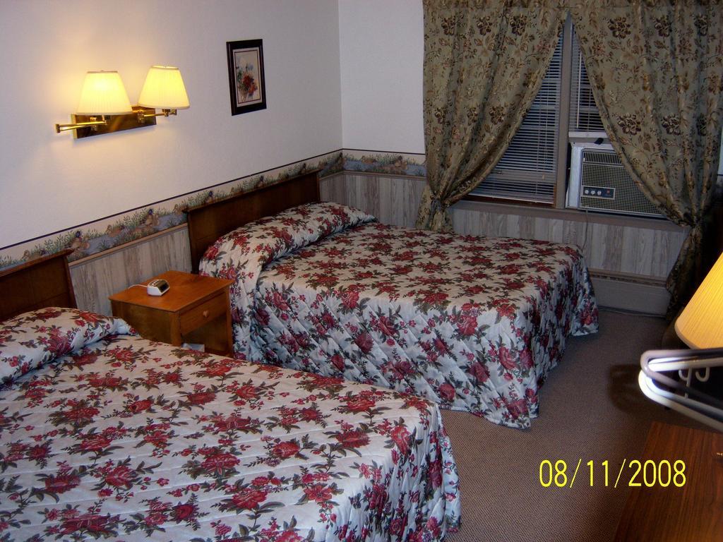 Travelers Inn Motel Eagle River Room photo