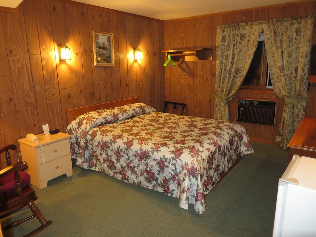 Travelers Inn Motel Eagle River Room photo