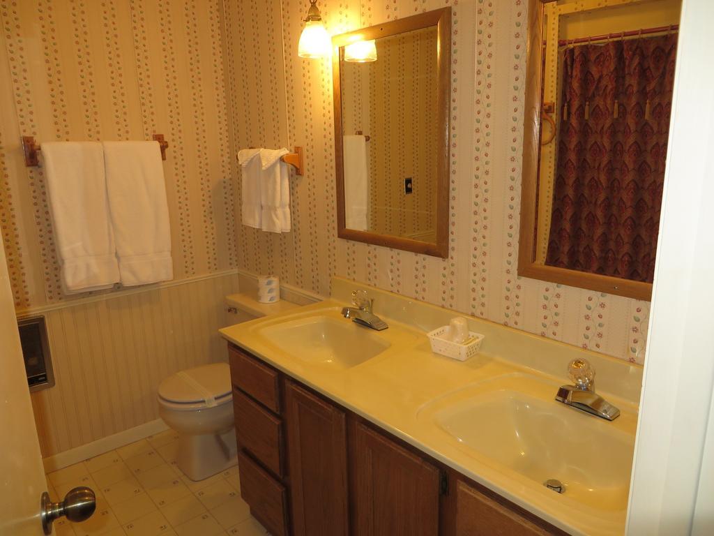 Travelers Inn Motel Eagle River Room photo