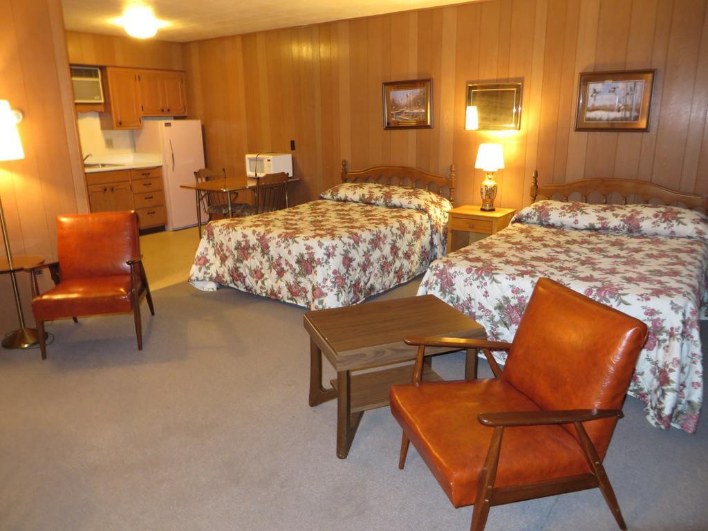 Travelers Inn Motel Eagle River Room photo