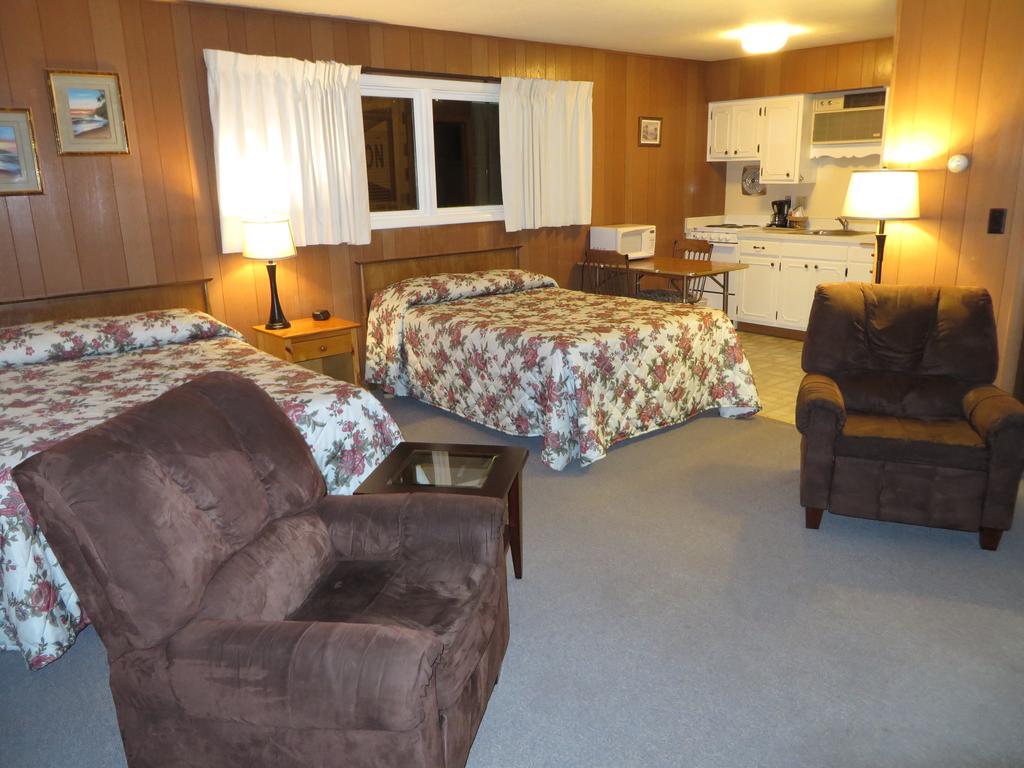 Travelers Inn Motel Eagle River Room photo