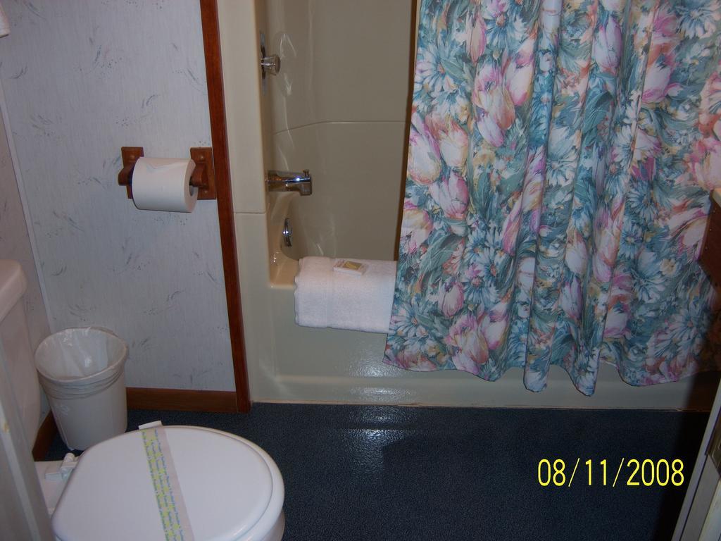 Travelers Inn Motel Eagle River Room photo